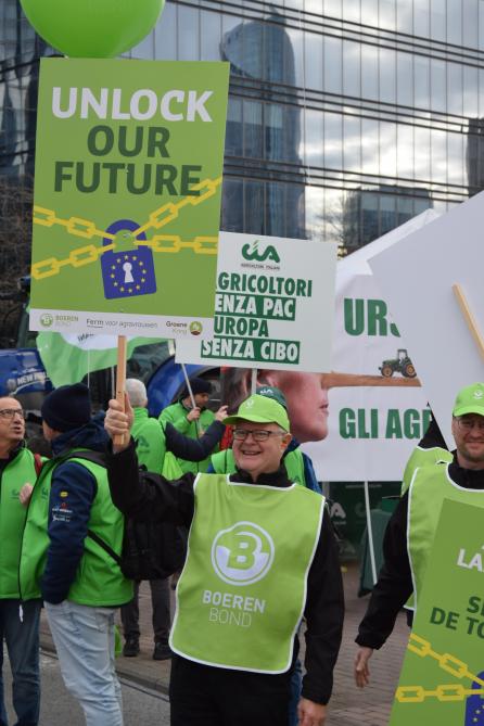 Terwijl Europa landbouw als strategische sector benoemt, zet het een slot op onze landbouw, aldus Boerenbond.