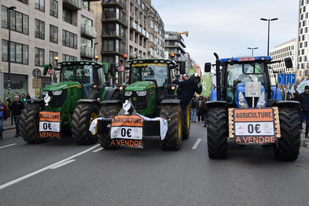 Enkele tractoren reden voor de betoging uit.
