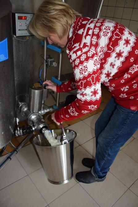 Kims mama, Katleen, tapt verse melk voor de ijsbereiding.