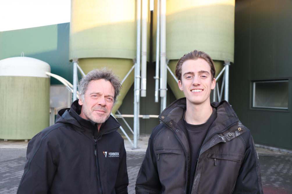 Pluimveehouders Dik en zoon Daniël Verbeek. Dik: “Wij kozen bij de bouw van de stal voor een Rondeel-concept. Een Rondeel-stal is verdeeld in 6 ‘taartpunten’, die gezamenlijk een ronde stal vormen.”