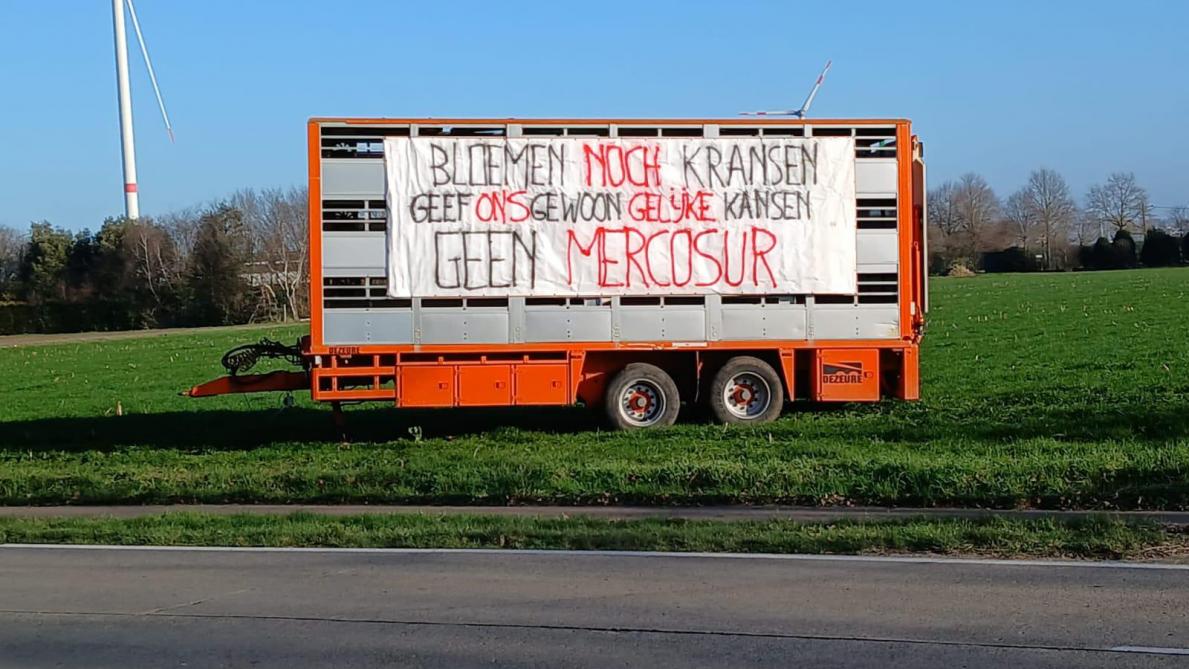 Deze boodschap op de Brechtseweg, de invalsweg vanuit Brecht naar de Azencross in Loenhout, laat aan duidelijkheid niets te wensen over.