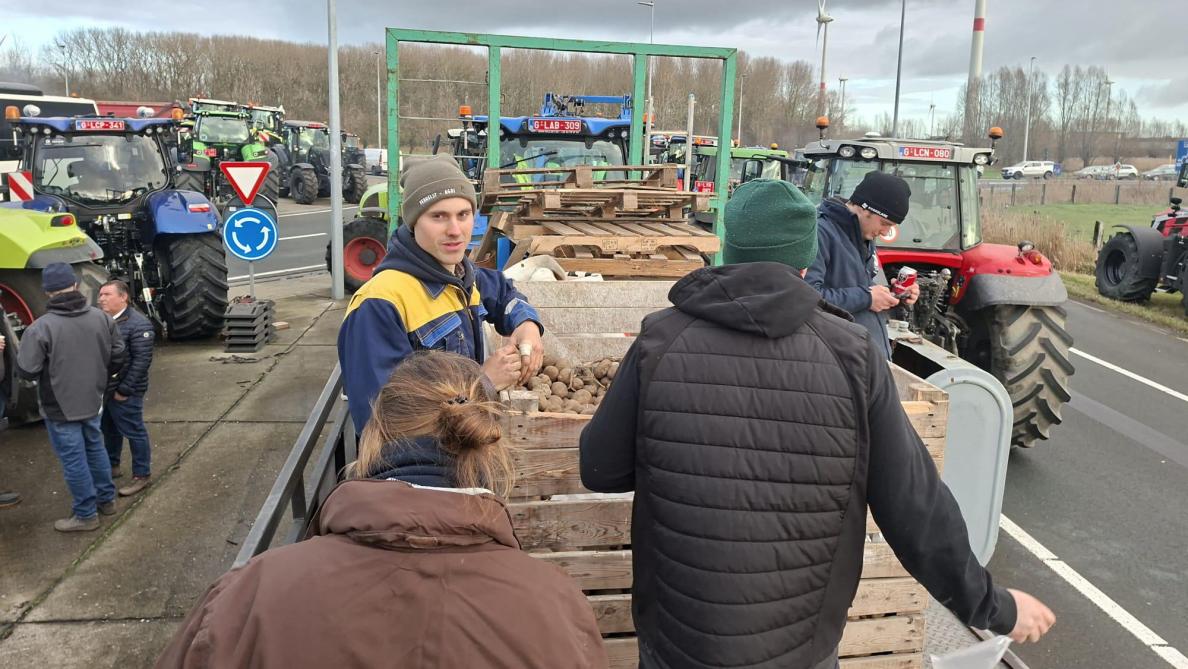 Aan de rotonde De Blauwe Toren in Brugge verzamelden uiteindelijk zo’n 230 landbouwers.