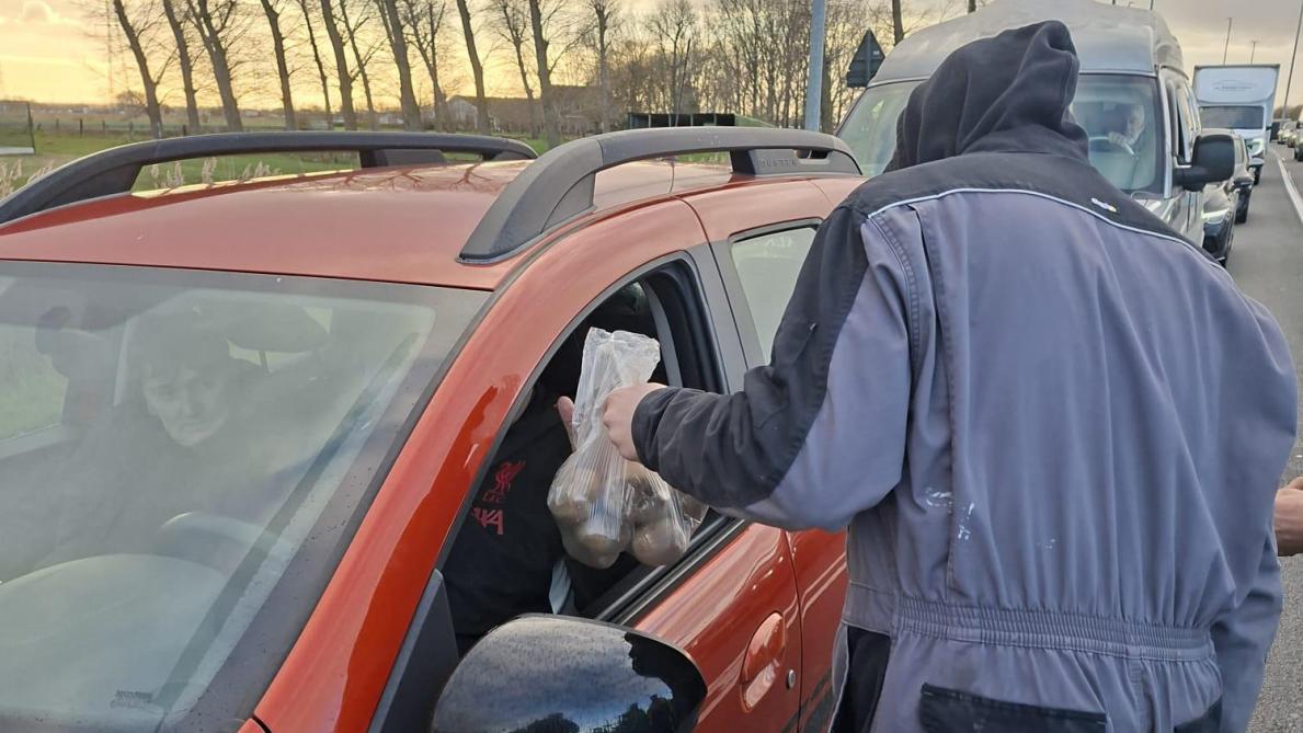 De actievoerders deelden pamfletten en zakjes lokaal geteelde aardappelen uit.