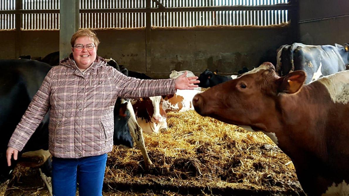 Wie is Vanessa Serlet (VS)? Vanessa Serlet (47) runt samen met haar man Frederik een melkvee-, vleesvee- en akkerbouwbedrijf met hoevetoerisme in Ronse. Ze neemt het melken, de administratie, het hoevetoerisme en schoolbezoeken voor haar rekening en werkt nog deeltijds in het ziekenhuis als verpleegkundige. In 2023 werd ze regionaal voorzitter van VABS en amper een half jaar later volgde het nationale voorzitterschap.