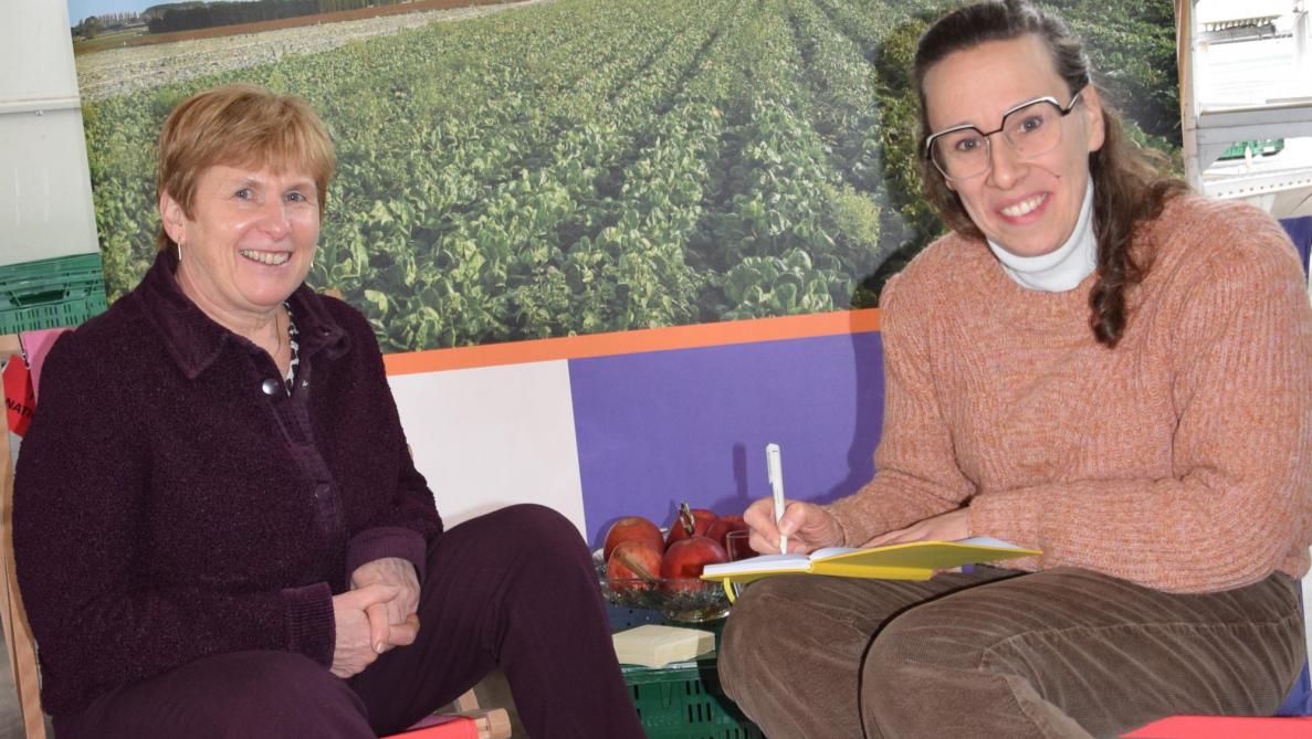 Tuinierster Hilde Joly (links) en melkveehoudster Karen Hoefkens namen alvast plaats in de gezellige luisterhoek, die op alle events aanwezig zal zijn.