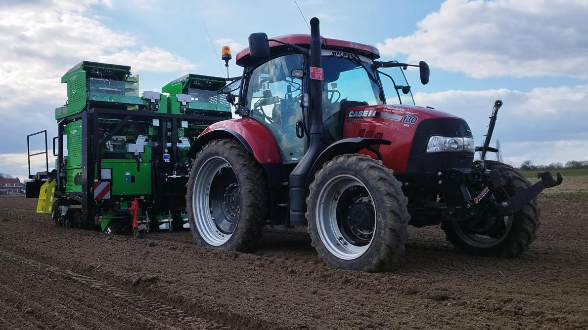 De automatische plantmachine Agriplanter kan je nu ook in uien inzetten.