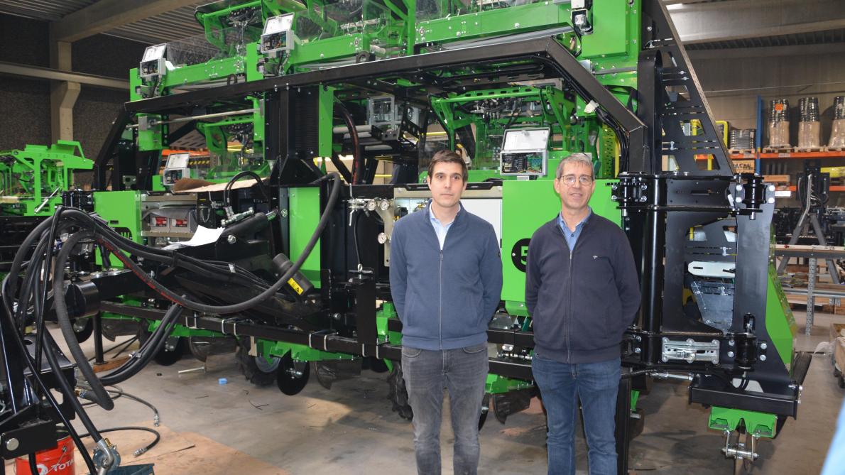 Tom De Rudder en zaakvoerder Bart Parrein in de loods van familiebedrijf Agriplant bij een model van de Agriplanter.