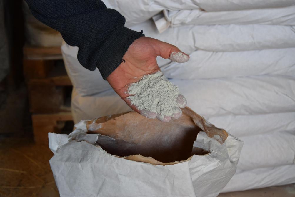 Zeolieten zijn poreuze mineraalpoeders die  verschillende stoffen kunnen binden.