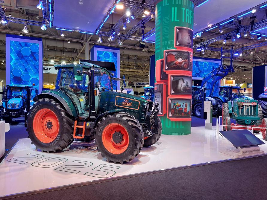 'Il Trattore' concepttractor van New Holland, met ernaast de Fiat 702.
