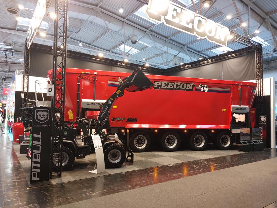 Peecon-voermengwagen met 64 m 3  inhoud.