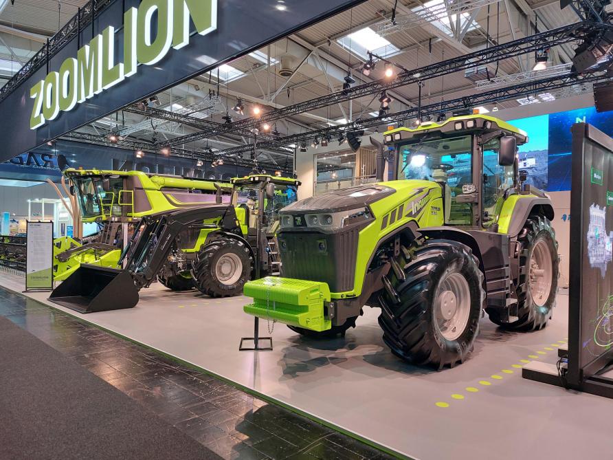 Op de voorgrond de 350 pk hybride tractor van Zoomlion, op de achtergrond de hybride maaidorser.