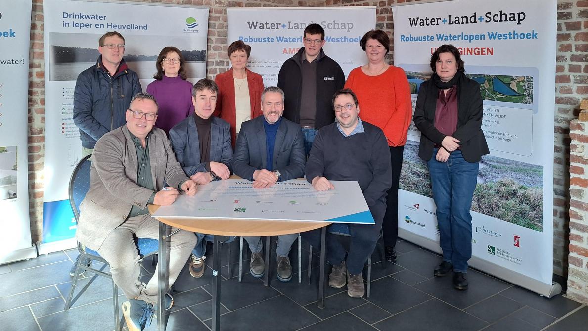 De partners van de lokale gebiedscoalitie ‘Robuuste Waterlopen Westhoek’ ondertekenden een nieuw samenwerkingsakkoord.