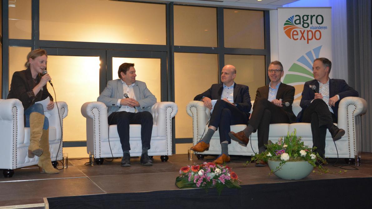 In een debat gaven v.l.n.r. Bart Dochy (Vlaams parlementslid cd&v), Frédéric Rosseneu (Greenyard), Joris Relaes (ILVO) en Geert Rombouts (Topigs Norsvin Belgium) hun visie op innovatie in de sector. Nele Kempeneers (uiterst links) modereerde het panelgesprek.