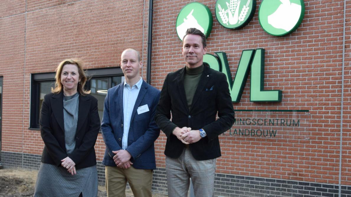 PVL heeft nu ook een gloednieuw kantoorgebouw. V.l.n.r. Gedeputeerde van Landbouw IngeMoors, PVL-coördinator Sander Palmans en minister van Landbouw en Omgeving Jo Brouns.