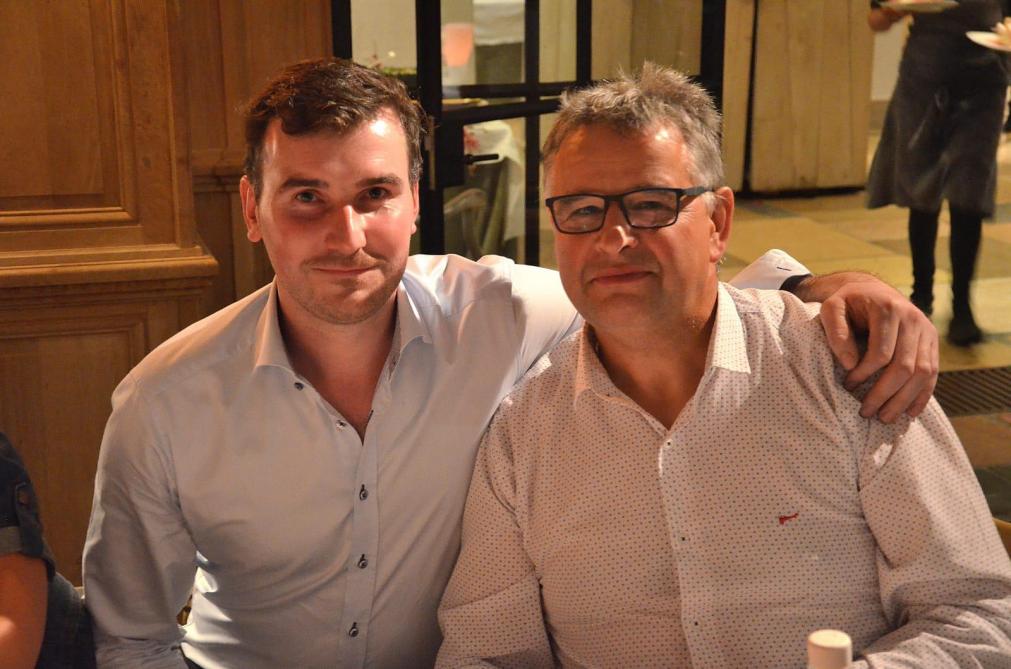 De witblauwfokkerij zit volgens Karel Gillis zeker niet aan zijn limieten. Hier met zijn stagementor Gerry Van Isacker aan zijn zijde (rechts)