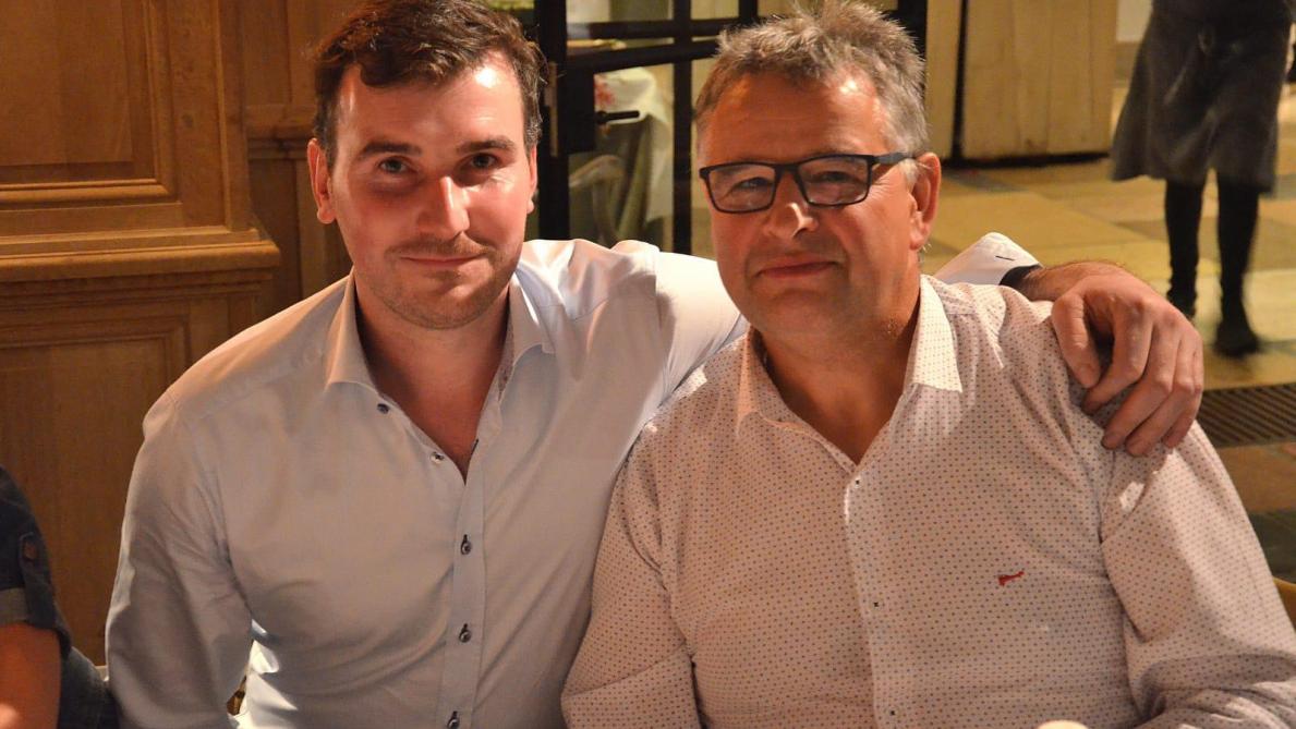 De witblauwfokkerij zit volgens Karel Gillis zeker niet aan zijn limieten. Hier met zijn stagementor Gerry Van Isacker aan zijn zijde (rechts)