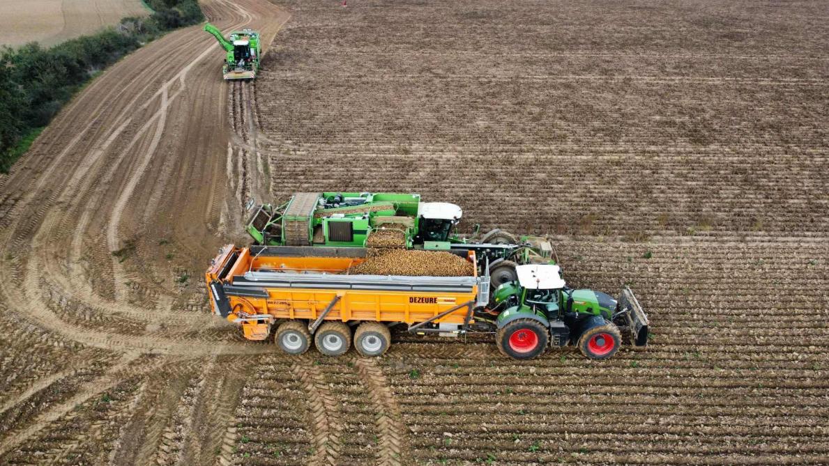 In de akkerbouw klop je dikwijls lange dagen. Lindsay:  Zowel fysiek als mentaal vergen de plant- en rooiseizoenen veel van mijn lichaam, maar nadien heb ik toch een gevoel van voldoening.
