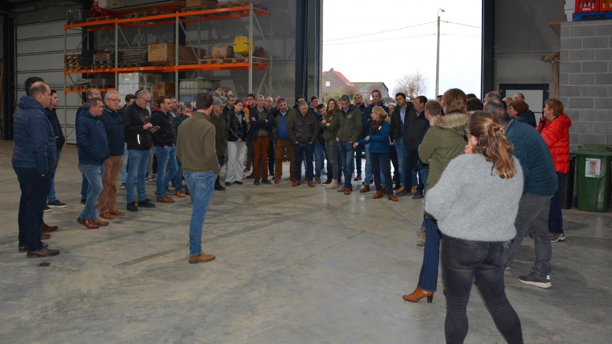 In zijn loods gaf Niels Caignie uitleg over zijn vul- en spoelplaats en over zijn fytobak.