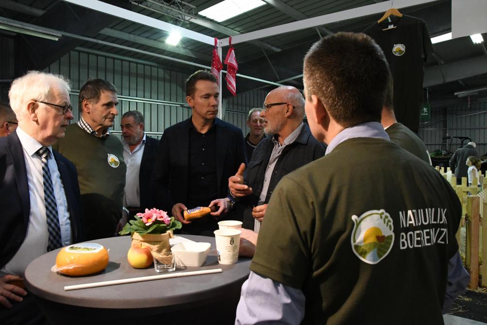 Leo Beyens en Johan Spits (met de rug naar ons) in gesprek met minister van Landbouw Jo Brouns tijdens de vorige editie van de Agridagen.