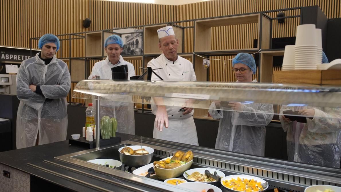 Met de biogroenten van boerderij Herpendalvallei worden in de keuken van zorggroep Sint-Kamillus heerlijke gerechten met onder meer pompoen gemaakt