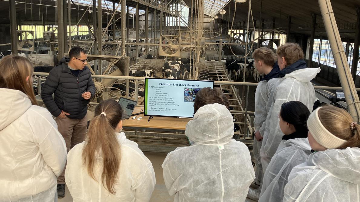 De studenten kregen uitleg over het onderzoek naar de mogelijkheden van artificiële intelligentie op het ILVO.