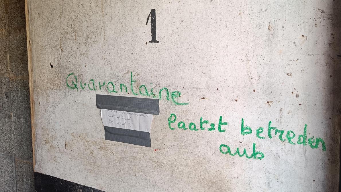 Kleine ingreep, groot effect: een handgeschreven waarschuwing die de werkvolgorde duidelijk maakt voor medewerkers.