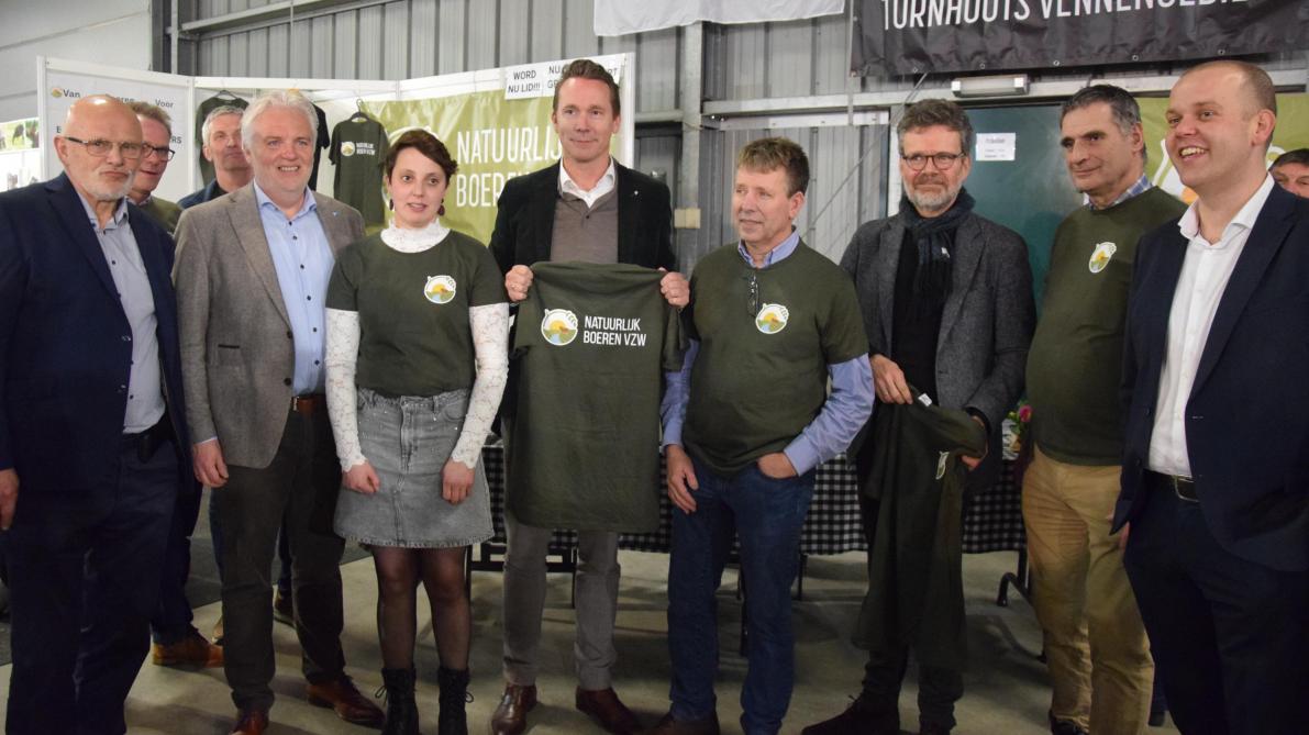 Na een gesprek met enkele leden van Natuurlijk Boeren ontving de minister een passend T-shirt van de vzw.