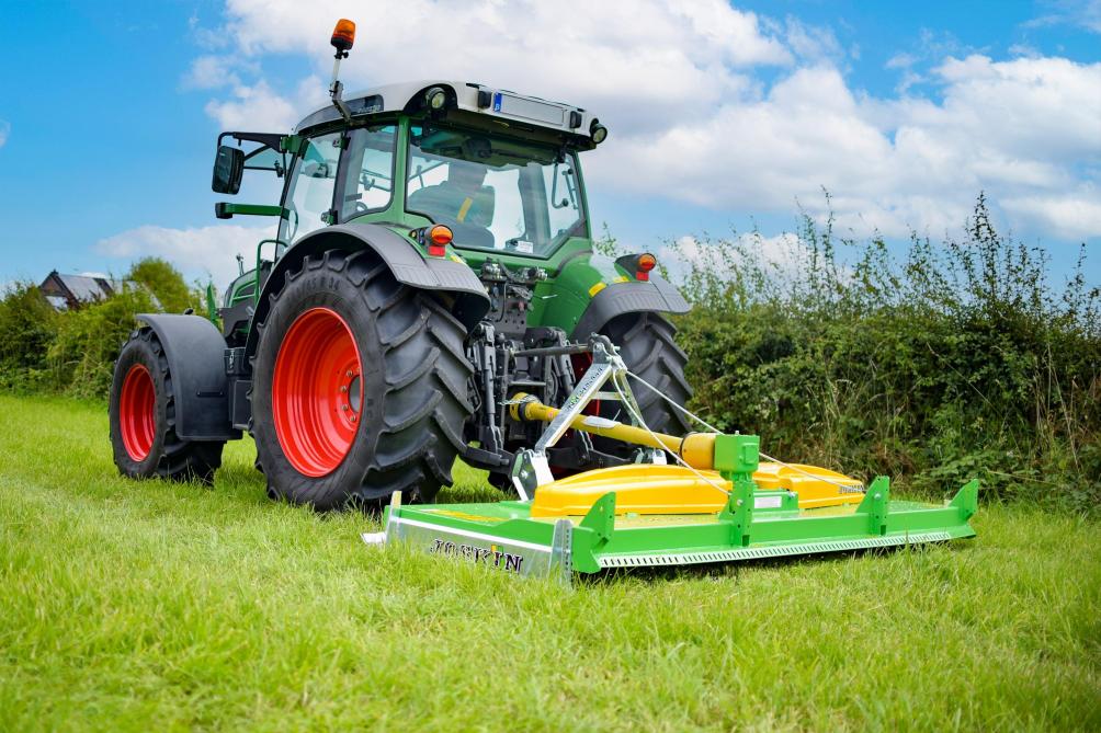Een weidebloter is een prima machine om weides te onderhouden, daar hij zorgt voor een horizontaal snijvlak.