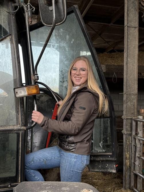 Melken, scheren, voederen, transporteren… Roos Lenaerts draait er haar hand niet voor om.