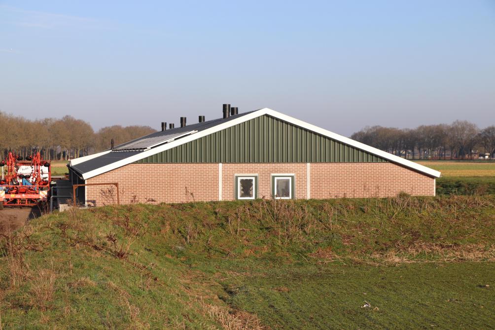 Om de koude oostenwind te temperen, werd er een hoge wal om het kraamhok heen aangelegd.