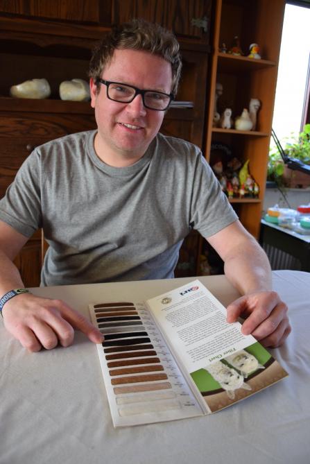 De vacht beslaat een waaier van kleuren, gaande van wit over bruin tot zwart. Sam toont ons een kleurenkaart met de officiële kleurvarianten.