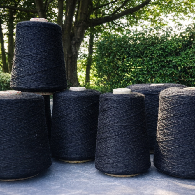 Sam verkoopt via zijn webshop onder meer breigaren, maar ook beddengoed en kledij. Alpacahouders kunnen bij hem terecht voor voeders en specifiek materiaal.