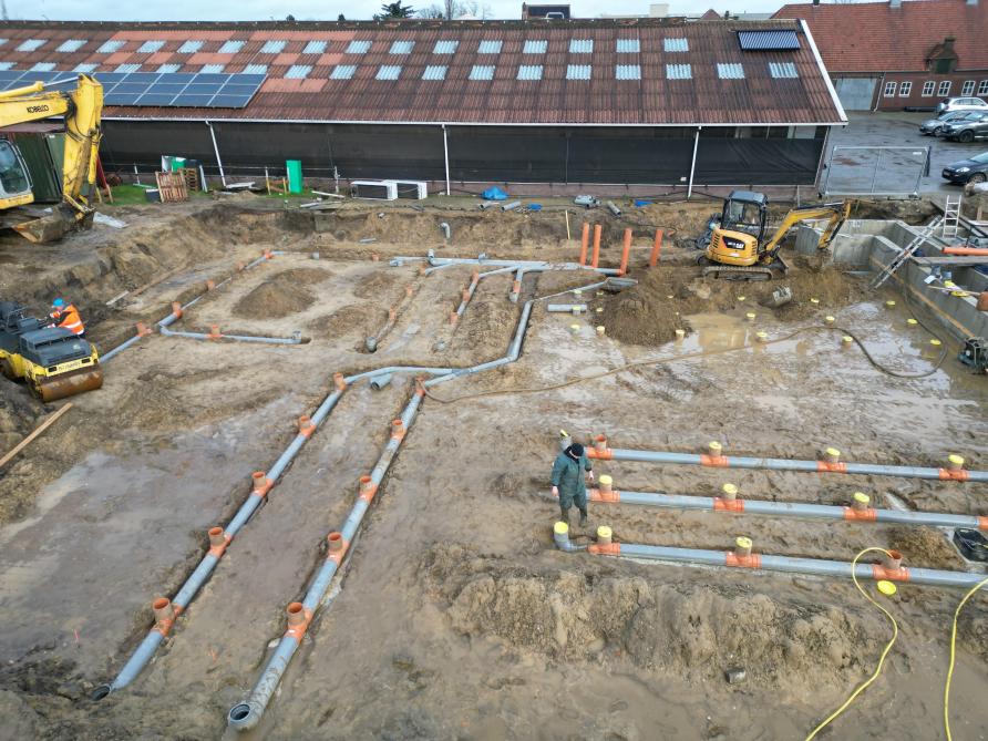 Voorafgaand aan de betonnering werden de rioleringen aangebracht die de mest naar de opslagkelder moeten brengen.