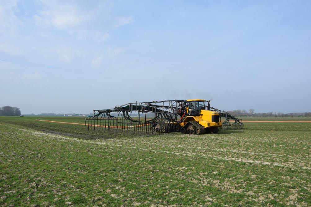 De TerraGator-zelfrijder op 4 rupsen met sleepslangboom dient drijfmest toe volgens het sleepslangprincipe/ navelstrengbemesting.