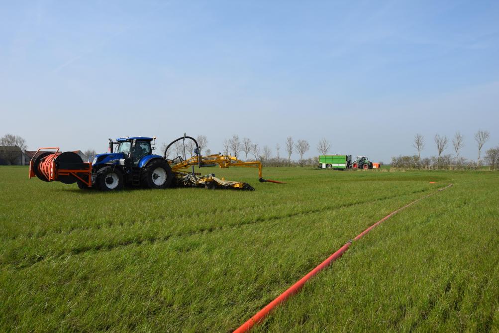 Bij het sleepslangen of navelstrengbemesten wordt drijfmest van aan de rand van het veld via een aanvoerleiding naar de injecteur op het land gepompt.