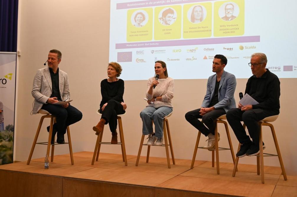 Panelgesprek tijdens de kick-off van AEP-Pulse met vanaf links Stef Dehullu (moderator), Tessa Avermaete (Run & Harvest), Heleen de Norre (FOD Volksgezondheid), Gil Gram (OVAM) en Willy Verdonck (Aqua Bio).