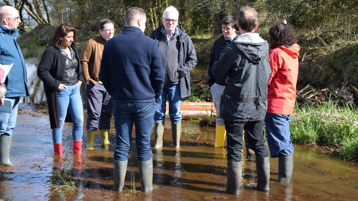 Beels probeert zoveel mogelijk op het terrein aanwezig te zijn, zoals hier in het kader van de beverschade bij landbouwer Ben Van Looveren.
