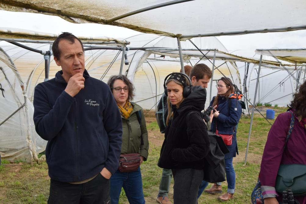 Gwenaël du Bus van La Farme du Peuplier leidde op 10 april journalisten, milieu-organisaties en beleidsmakers rond op zijn biologisch groentebedrijf.
