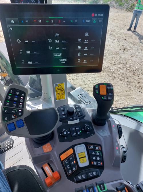 De armleuning biedt echt wat we van een moderne tractor mogen verwachten.