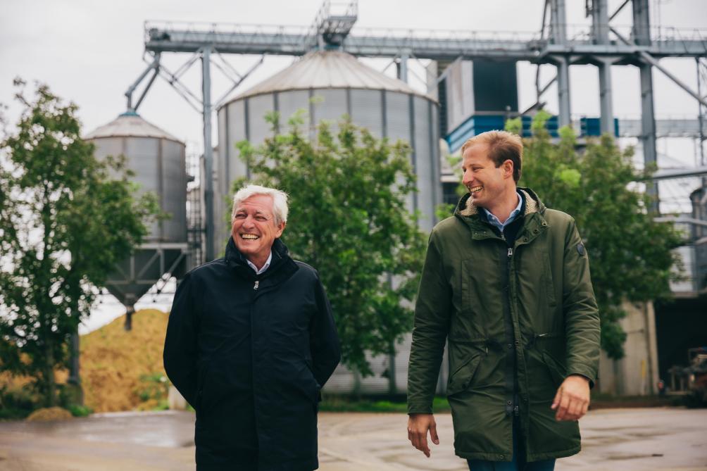 Peter De Wit (l) wordt na zijn pensionering opgevolgd door Jelmer Hofstra (r).