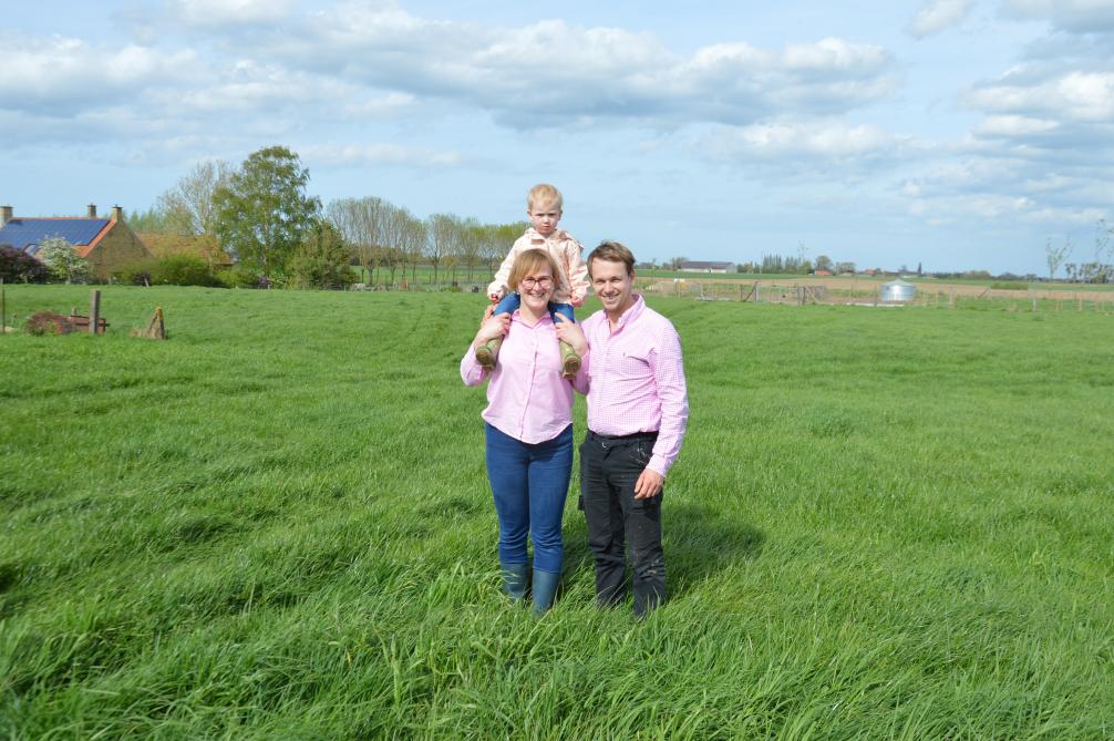 Dries en Lies met dochtertje Astrid. Zij heeft voorlopig een voorkeur voor de rustige melkkoeien.