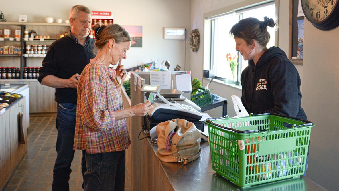 Het directe contact met de klanten in haar hoevewinkel is voor Evelyn een meerwaarde.