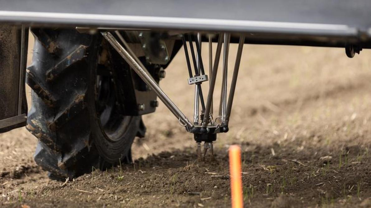 De odd.bot heeft een mechanische arm die het onkruid uit de bodem trekt. De arm beweegt heen en weer en gaat op zoek naar dat ene onkruidje.