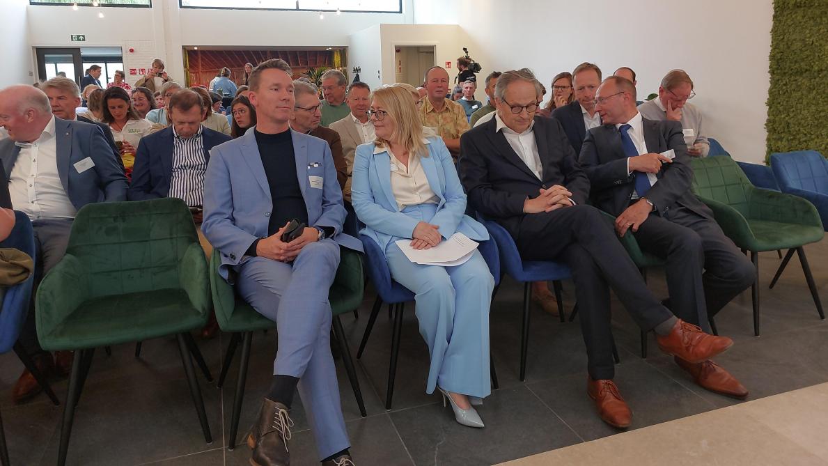 Minister Jo Brouns in gesprek met directeur Els Verté tijdens de officiële opening van de nieuwe stek voor BoeK.