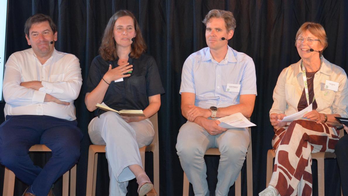 In een debat gaven Bart Dochy (Vlaams parlementslid cd&v), Eva Van Hende (Biotalys), Hendrik Waegeman (Bio Base Europe Pilot Plant) en Lieve Herman (ILVO) hun kijk op de knelpunten om biocontrolemiddelen sneller op het veld te krijgen.