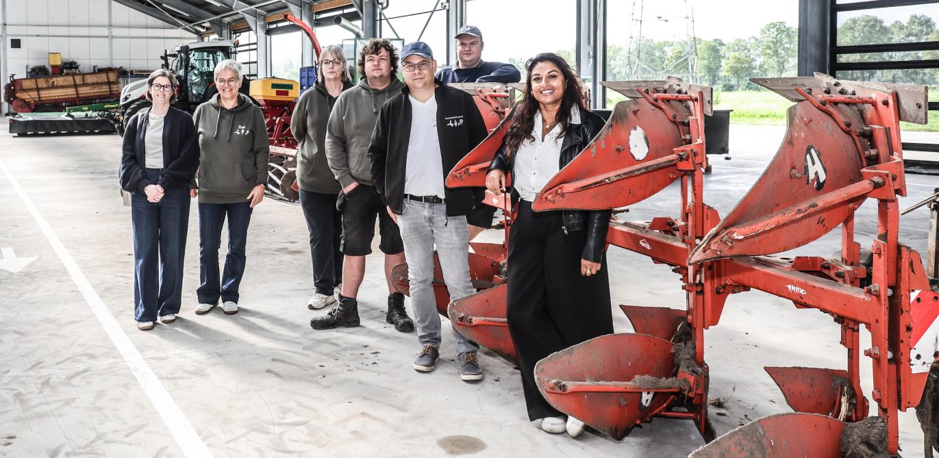Architecte Ilse Creemers, Hooibeekhoeve-directeur Ilse Van den Broeck, onderzoeker An Schellekens, technici Ward Boets en Jan Mampaey, onderzoeker Gert Van de Ven en gedeputeerde voor Landbouw Jinnih Beels in de nieuwe loods.
