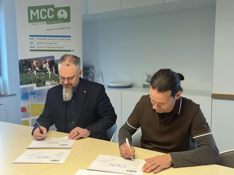 Directeur Benedikt Sas en voorzitter Tom Van Nespen ondertekenen de diploma’s van de kwaliteitsmelkers.
