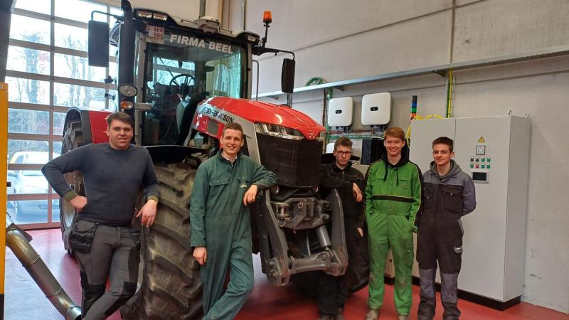 Enkele Vives-studenten bij de nieuwe Massey Ferguson-tractor.
