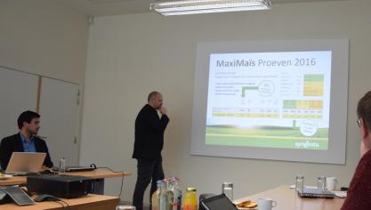 Kurt Goethals, productiemanager bij Syngenta, legt het concept van  MaxiMaïs mengsels uit.