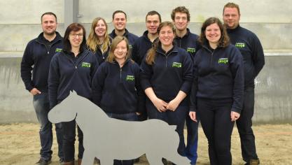 Bestuur van ‘Trekpaard Jeugd’: bovenste rij (v.l.n.r.) Kobe Henckens, Elize Van Buggenhout, Freek Henckens, Arnaud Jacobs, Jens De Graeve en Thomas Van Laer. Onderste rij: Eva De Smidt, Lieselot De Greeff (secretaris), Stephanie Mertens (Voorzitter) en Virgini Van Buggenhout. Melissa Maes ontbreekt op de foto.
